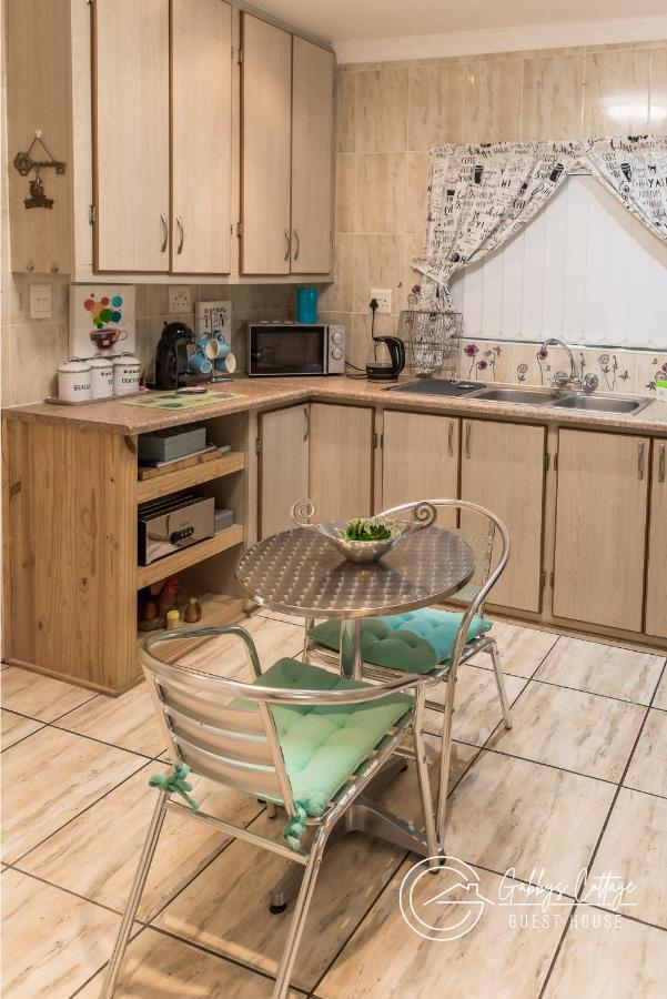 Gabbys Cottage Guesthouse Bloemfontein Exteriör bild