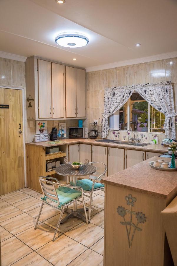 Gabbys Cottage Guesthouse Bloemfontein Exteriör bild